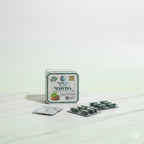 كبسولة ماتشا مفتوحة تظهر بودرة الشاي الأخضر الطبيعية والمركزة